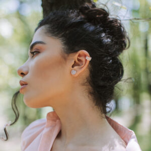 imagen de una chica llevando el ear cuff Lorena de Amiga Gift Shop
