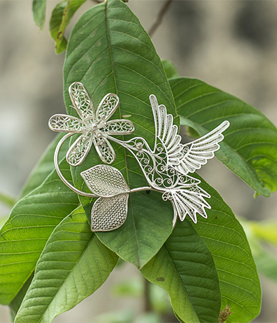 Imagen de unos pendienetes de colibrí personalizados de mompox