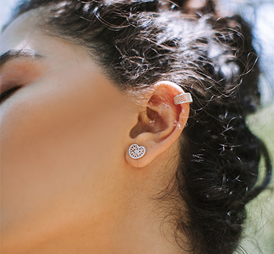 Imagen de una mujer llevando un pendiente ear cuff con el pelo recogido