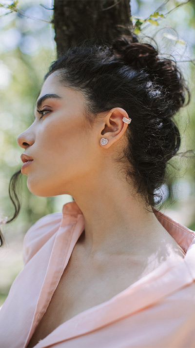 Imagen de una mujer con el pelo recogido que lleva puesto un pendiente ear cuff de amiga gift shop
